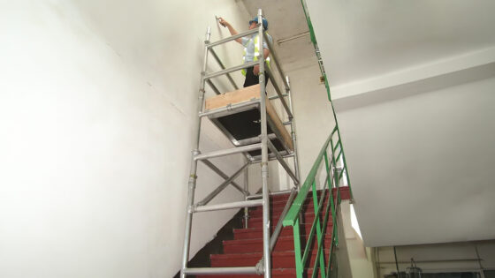 Versatile portable scaffold for indoor electrical work on a stairwell